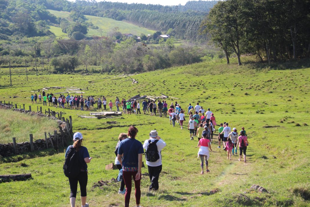 Caminhada Ecológica une lazer atividade física e contato a