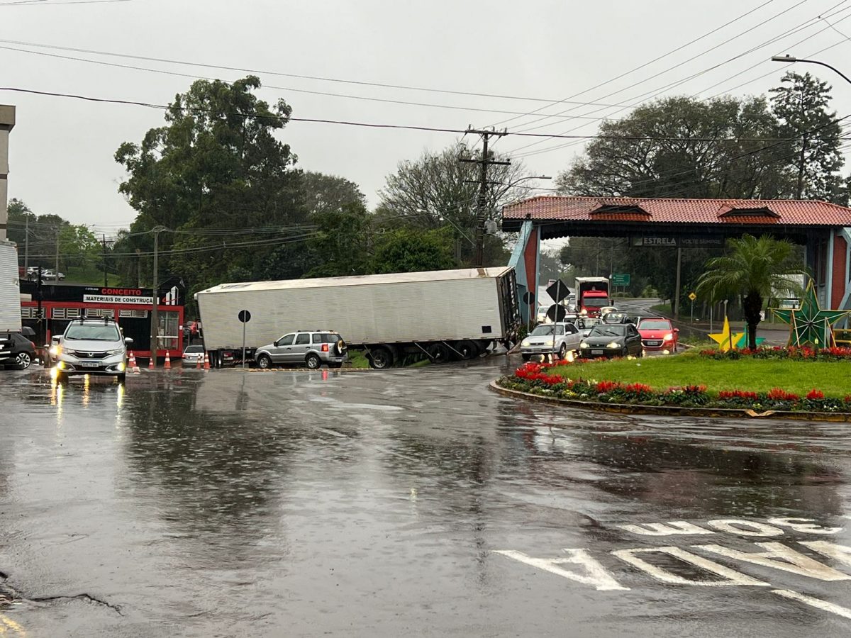 Caminhão bloqueia parte do acesso ao Bairro das Indústrias na entrada