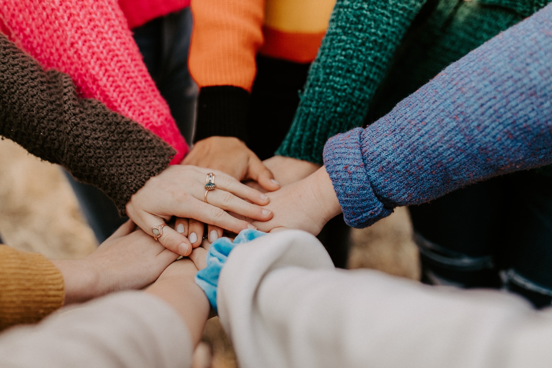 Foto Um grupo de pessoas jogando futebol – Imagem de Mannschaft grátis no  Unsplash