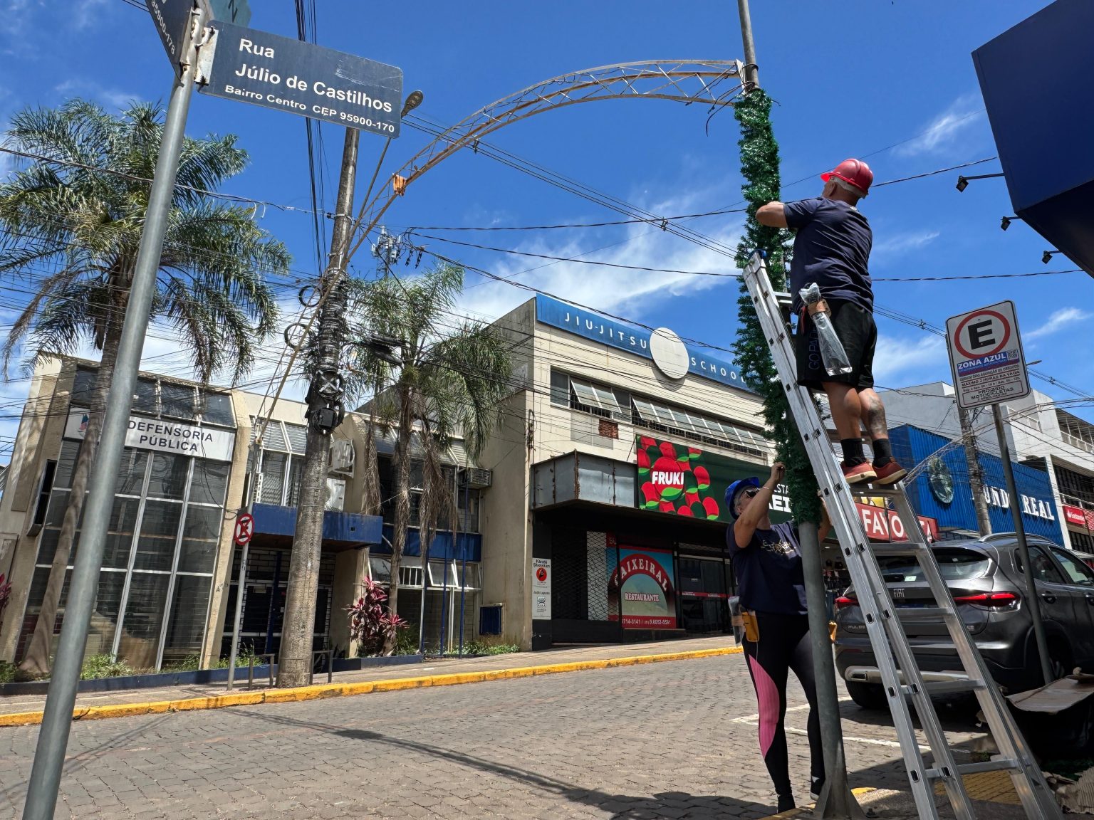 Decoração do Natal no Coração 2024 começa a ser instalada em Lajeado