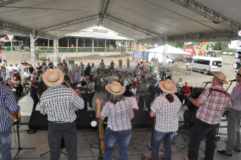 Baile da Melhor Idade é um dos destaques do primeiro dia da Expowink