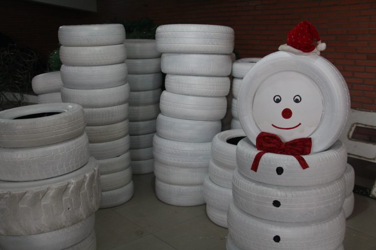 Em Estrela, pneus se transformam em bonecos de neve e vão enfeitar a cidade