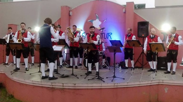 Aberta mostra fotográfica que homenageia os 40 anos da Banda de Estrela