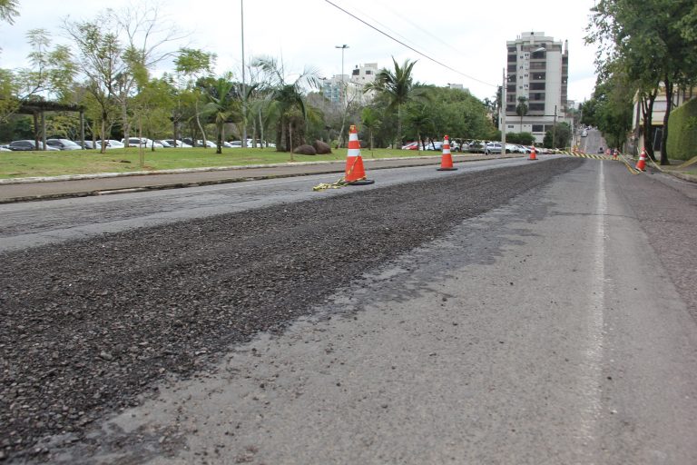 Rua João Abott começa a receber recapeamento asfáltico