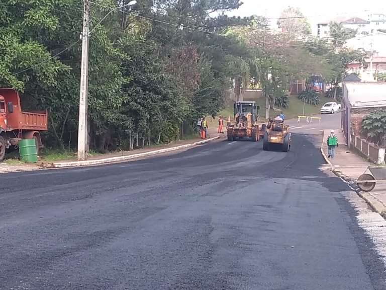 Secretaria de Obras de Estrela recupera rua com operação tapa-buracos