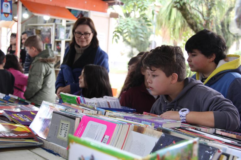 Praça da Matriz sedia a 13ª Feira do Livro de Lajeado
