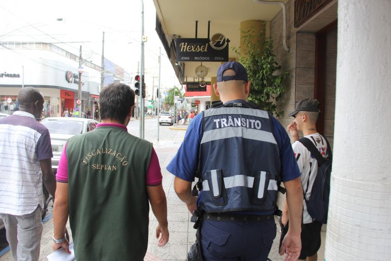 Prefeitura faz nova ação de orientação a vendedores ambulantes no Centro de Lajeado