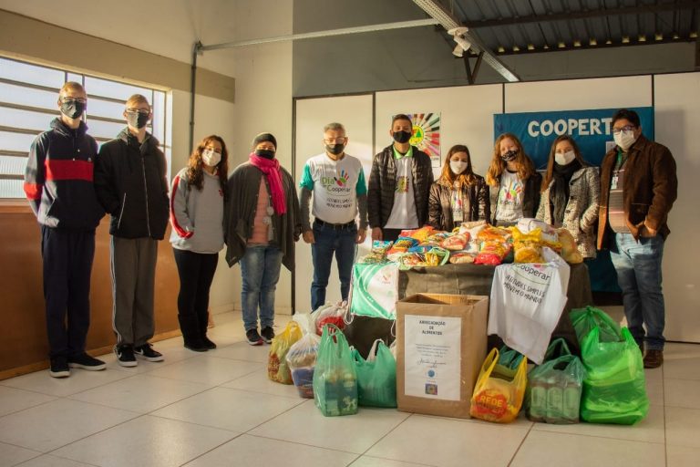 Cooperativa Escolar da EMEF Teobaldo Closs de Teutônia arrecada mais de 90kg de alimentos no mês de julho
