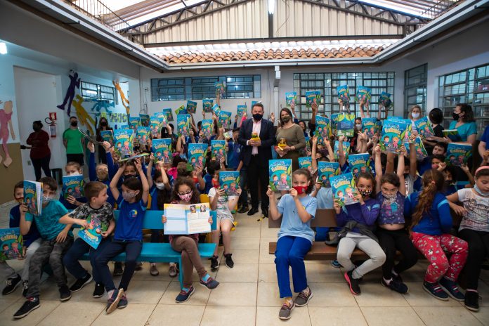 Nesta quarta, todos os demais alunos das séries iniciais da rede municipal também receberam de presente uma edição da obra / Crédito da foto: Pablo Reis / Divulgação