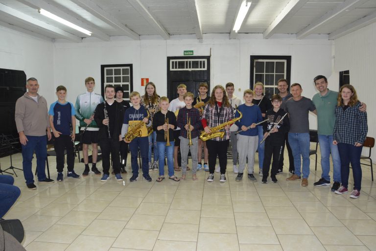 Município de Westfália entrega novos instrumentos para projeto de música