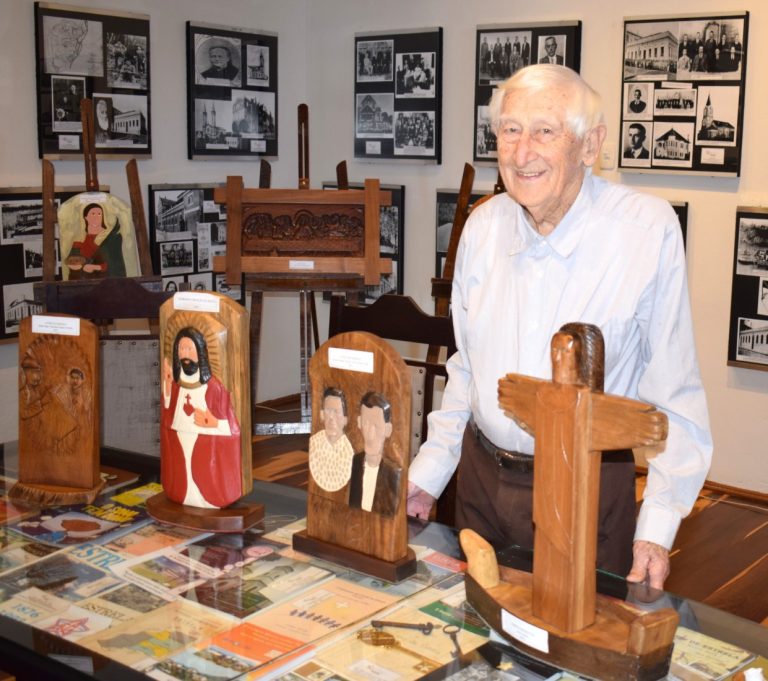 Exposição com amostra do trabalho do artesão Guido Pedro Schmidt abre neste sábado em Estrela