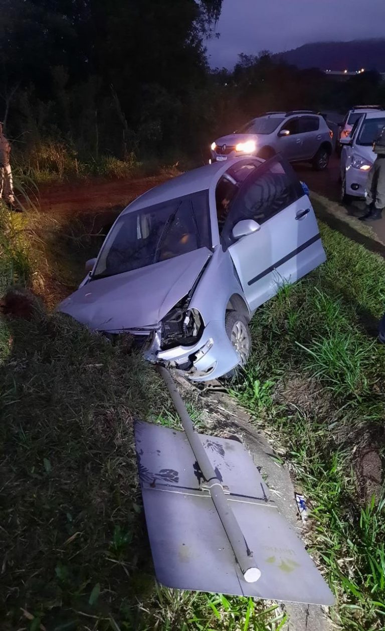 Automóvel sai de pista e colide em barranco em Teutônia