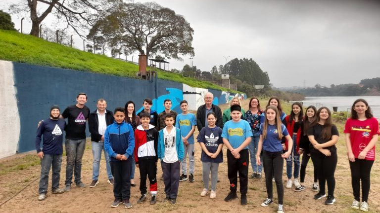 Cerca de 130 alunos de Estrela revitalizam cais do Porto