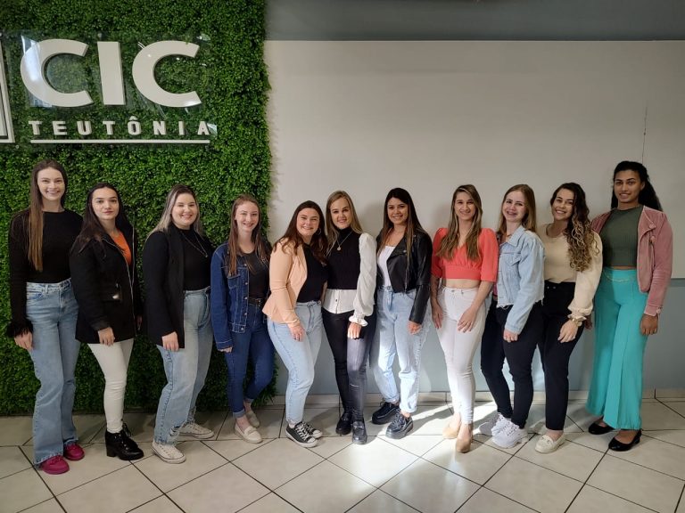 Onze candidatas concorrem à corte de soberanas de Teutônia