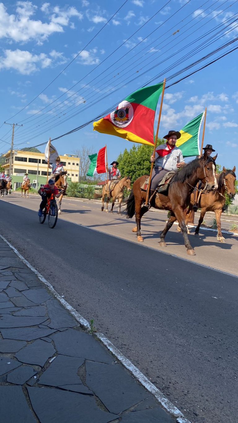 Desfile Farroupilha une famílias e ultrapassa gerações em Westfália