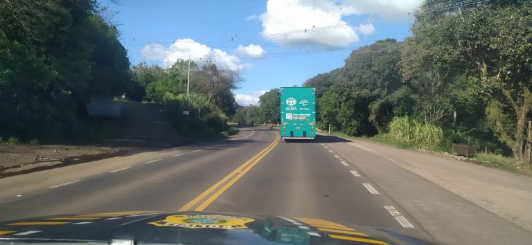 PRF escolta carreta solidária de Estrela até Muçum