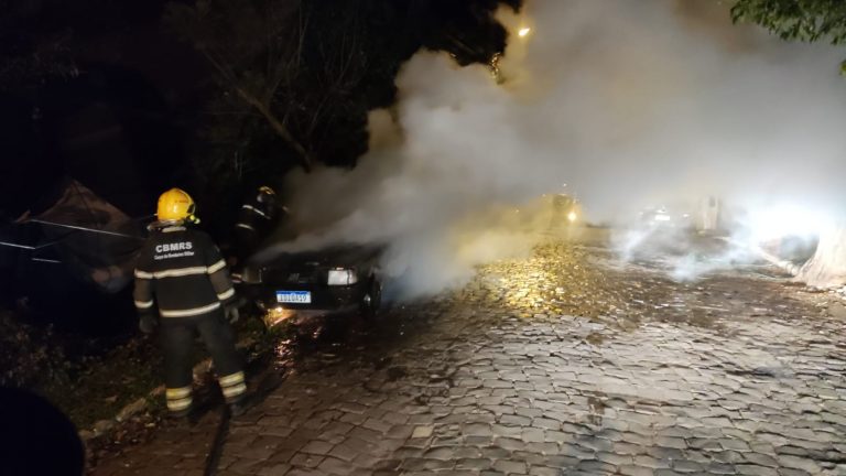 Veículo pega fogo em Lajeado