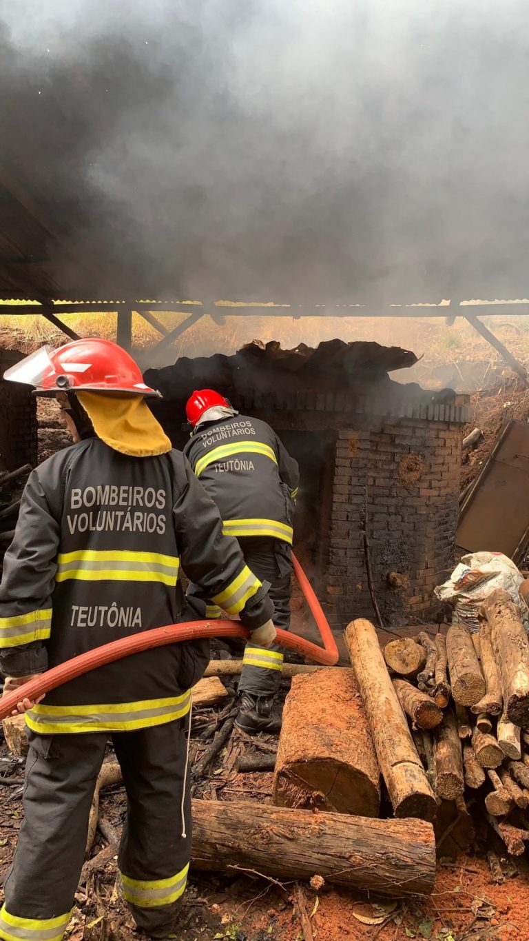 Forno de carvão incendeia em Paverama