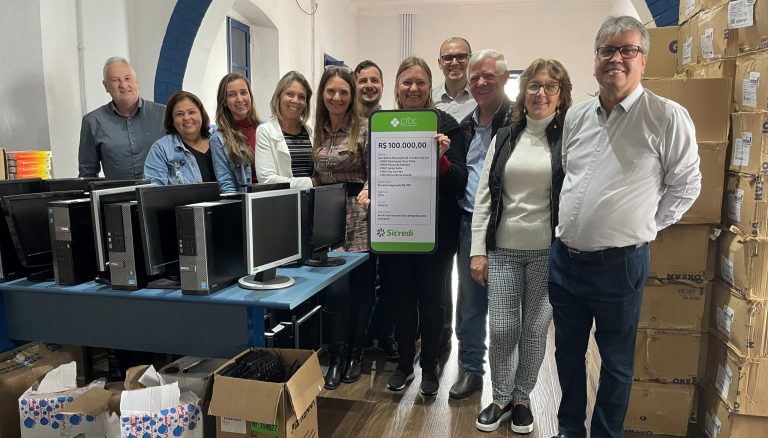 Sicredi Integração RS/MG doa computadores e R$ 100 mil para cinco escolas de Cruzeiro do Sul