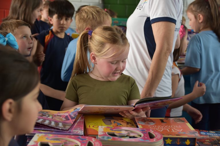 Feira do Livro de Imigrante mobiliza as famílias
