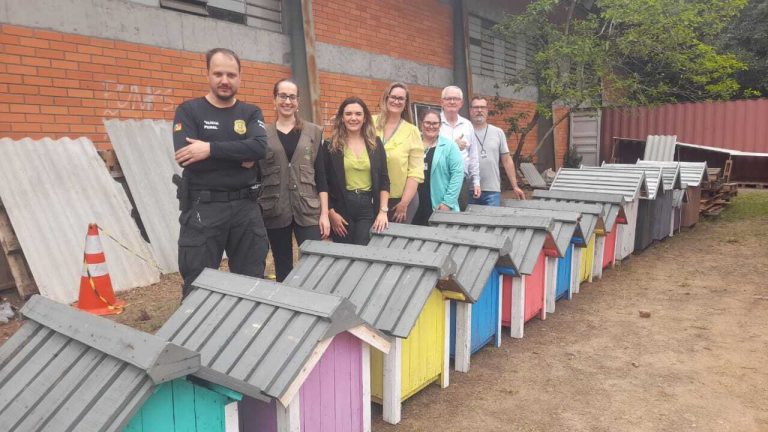 Sema-RS e Susepe entregam casinhas para cães em Estrela