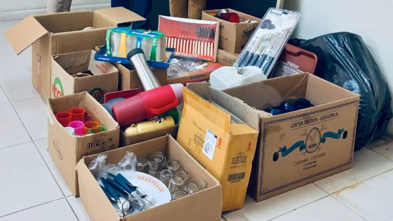 Cacis Mulher arrecada utensílios domésticos para famílias atingidas pela enchente em Estrela