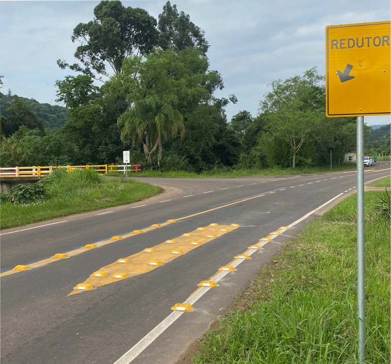 Imigrante sinaliza trecho da IM-350, que liga município a Colinas