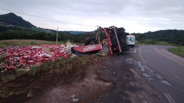 Caminhão tomba na RSC-453 em Westfália