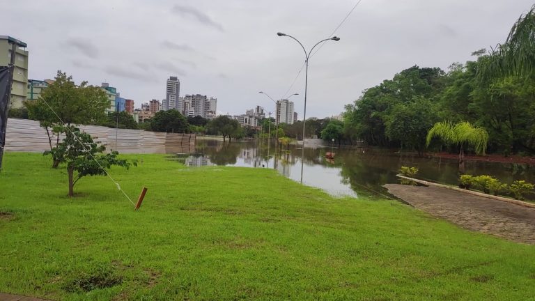 Após atingir 21,78m no domingo, Rio Taquari recua e ruas de Lajeado estão liberadas