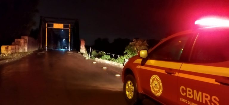 Camionete perde o controle e cai na ponte sobre o Rio Forqueta na ERS-130