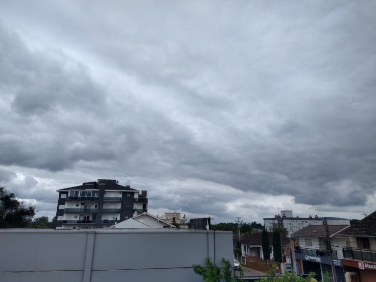 Fim de semana começa com frio e termina com chuva
