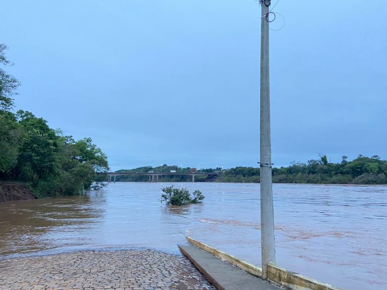 Chuva intensa de segunda-feira eleva rio e arroios e interdita ruas