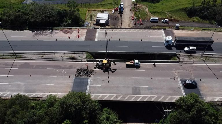 Obras na Freeway exigem atenção redobrada dos motoristas devido às interdições