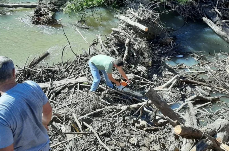 Equipes da Prefeitura trabalham na desobstrução de pontes em Imigrante