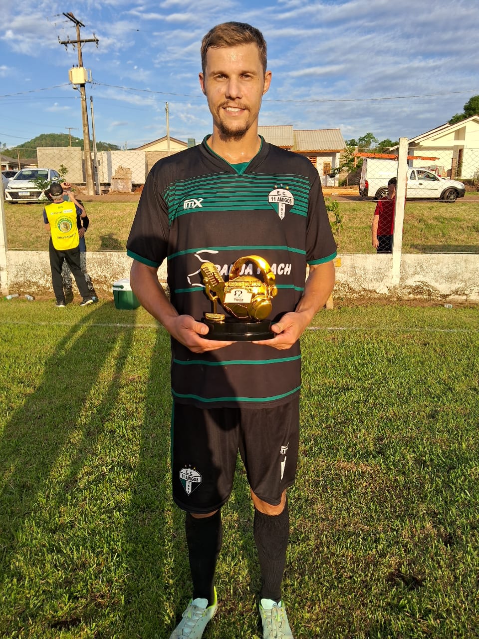 Juventude de Brochier e 11 Amigos estão a um empate da final da