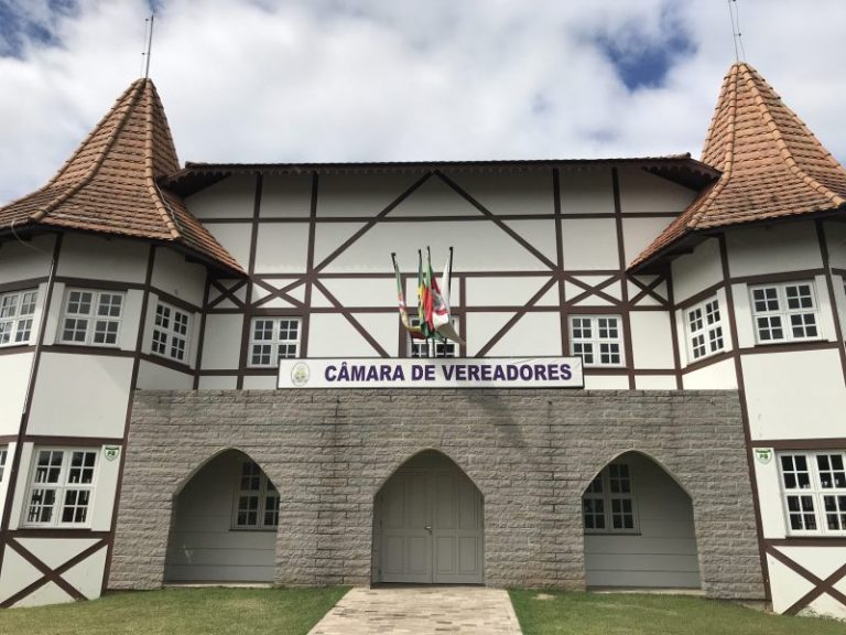 Câmara debate seis projetos do Executivo nesta terça-feira