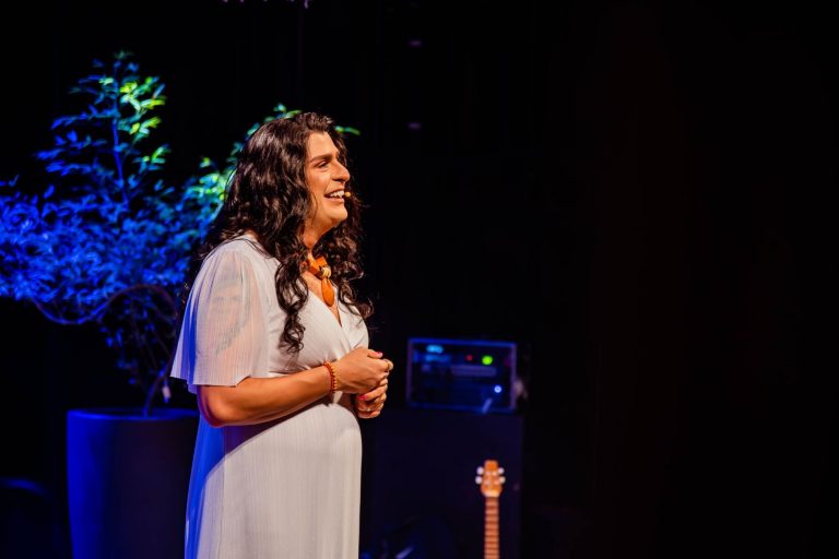 Teatro Univates apresenta Turnê Gratiluz, do artista Índio Behn