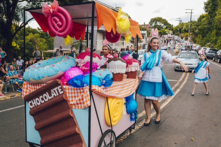 Desfile temático abre a Páscoa Encantada de Colinas