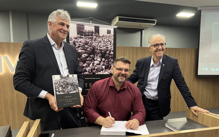 Escritor lança edição atualizada de livro com história da Cooperativa Dália