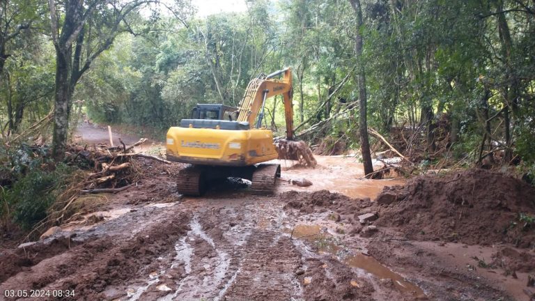 Imigrante atua em nove frentes de trabalho para desobstruir estradas e divulga pix