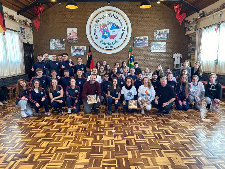 Grupo de Danças Folclóricas Alemãs de Estrela recebe novos trajes