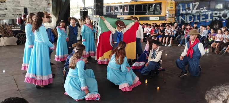 Alunos de Teutônia participam de apresentação cultural no Acampamento Farroupilha