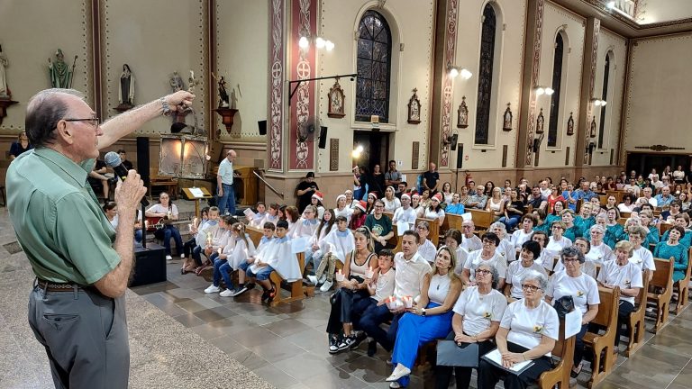 Abertura do Natal Mais Encantado 2024 reúne centenas de pessoas