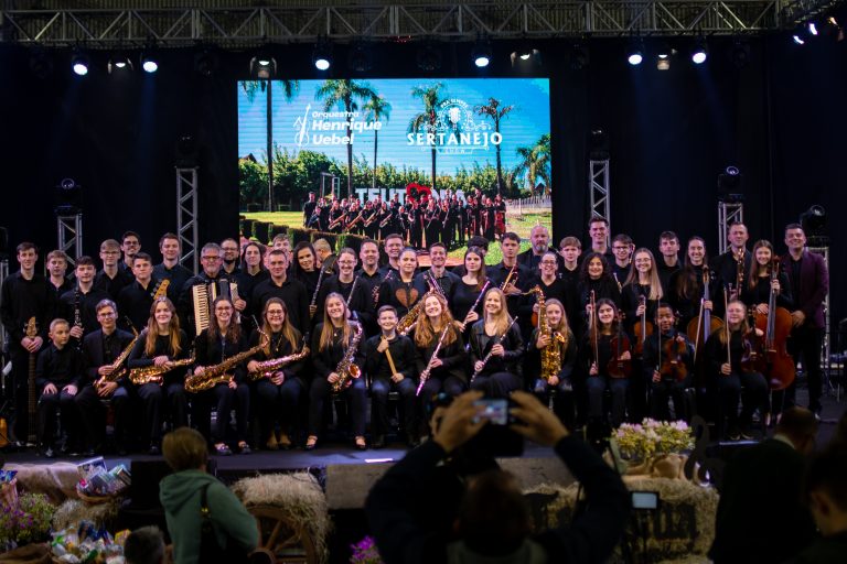 Orquestra Henrique Uebel leva show “Pra Sempre Sertanejo” a Santa Catarina
