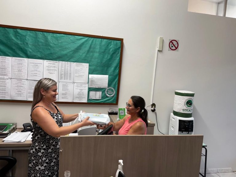Siticalte realiza entrega de kits escolares para associados