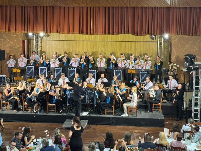 Orquestra de Teutônia e Brass 94 embalam o sábado à noite em Teutônia