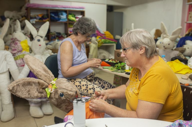 Oficina de artesanato dá vida aos coelhos da Páscoa Encantada e fortalece laços na comunidade de Colinas