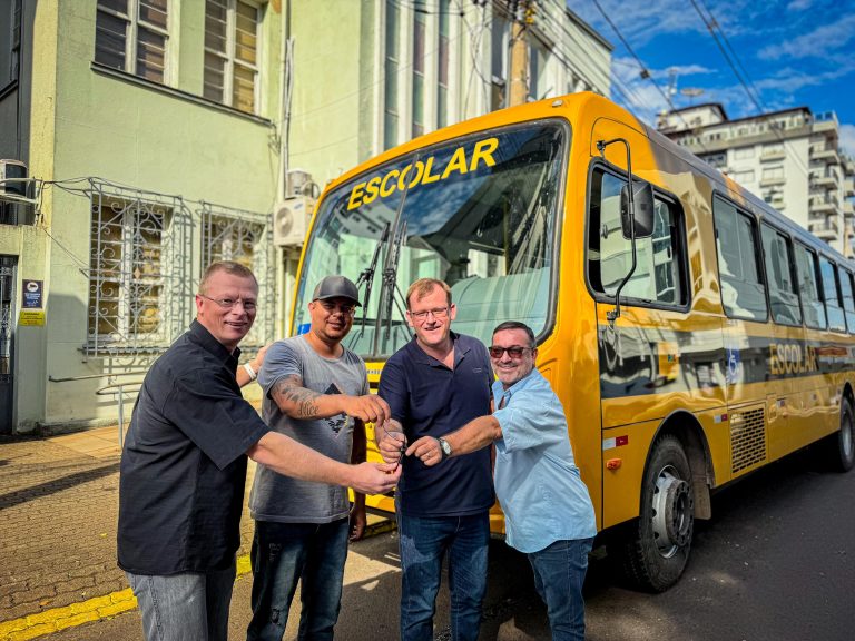 Estrela recebe novo ônibus escolar por meio do programa federal Novo PAC
