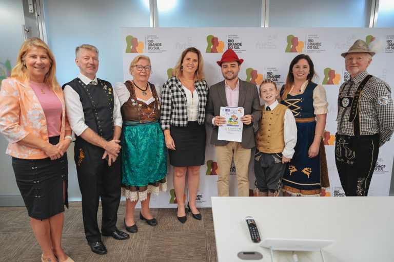 Caravana do Festival do Chucrute visita autoridades em Porto Alegre para reforçar convite ao evento