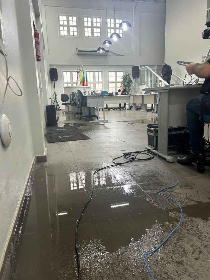 Chove para dentro do prédio em outros pontos do telhado e impede plenário de ter sessões